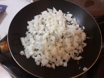 Namų pyragai su svogūnais ir kiaušiniais Žingsnis 1