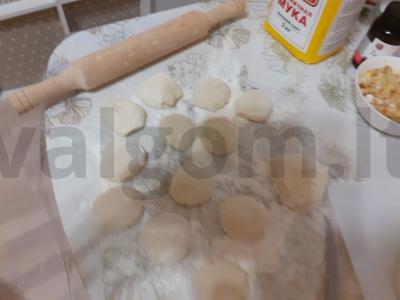 Namų pyragai su svogūnais ir kiaušiniais Žingsnis 3