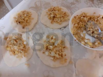 Namų pyragai su svogūnais ir kiaušiniais Žingsnis 4