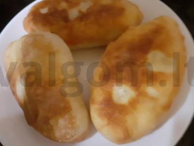 Namų pyragai su svogūnais ir kiaušiniais pagrindine nuotrauka