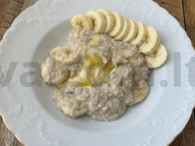 Avižinė košė su bananais pusryčiams pagrindine nuotrauka