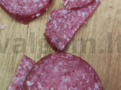 Pica iš sluoksniuoto tešlos su dešra ir sūriu Žingsnis 3