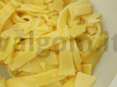 Pica iš sluoksniuoto tešlos su dešra ir sūriu Žingsnis 4