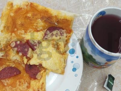 Pica iš sluoksniuoto tešlos su dešra ir sūriu pagrindine nuotrauka