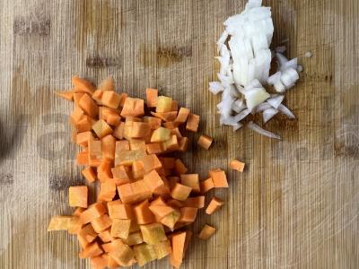 Kepti dešrelės su ryžiais ir daržovėmis Žingsnis 2