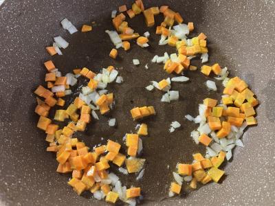 Kepti dešrelės su ryžiais ir daržovėmis Žingsnis 4