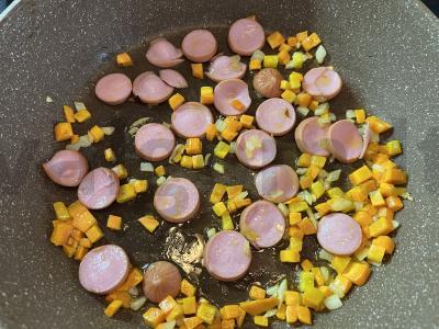 Kepti dešrelės su ryžiais ir daržovėmis Žingsnis 5