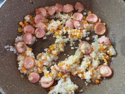 Kepti dešrelės su ryžiais ir daržovėmis pagrindine nuotrauka