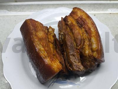 Kiaulienos krūtinėlė svogūnų lukštuose Žingsnis 3