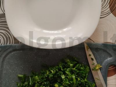 Aštrus salotas su raudona žuvimi, daržovėmis ir pušų riešutais Žingsnis 2