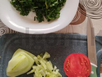 Aštrus salotas su raudona žuvimi, daržovėmis ir pušų riešutais Žingsnis 3