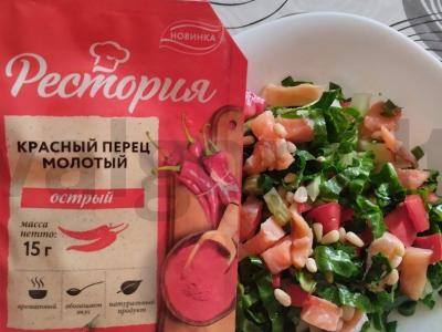 Aštrus salotas su raudona žuvimi, daržovėmis ir pušų riešutais Žingsnis 4