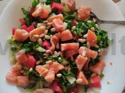 Aštrus salotas su raudona žuvimi, daržovėmis ir pušų riešutais pagrindine nuotrauka