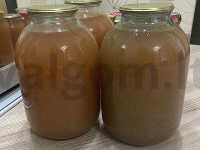 Obuolių sultys iš dviejų obuolių veislių pagrindine nuotrauka