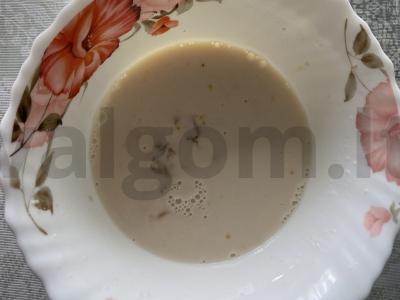 Blynai ant išrūginto pieno ir sausų mielių Žingsnis 2