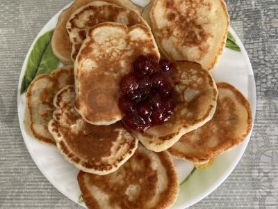 Blynai ant išrūginto pieno ir sausų mielių pagrindine nuotrauka