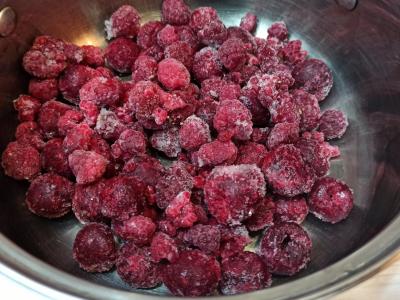 Vyšnių ir aviečių kompotas Žingsnis 1