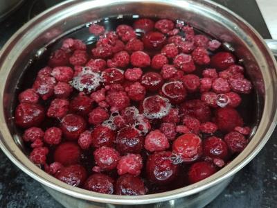 Vyšnių ir aviečių kompotas Žingsnis 3