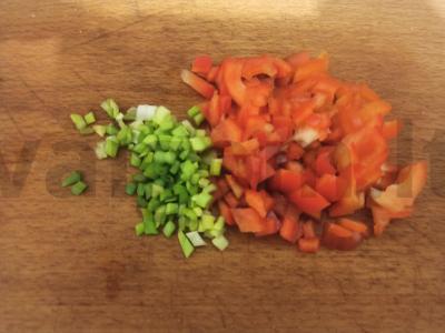 Salotos su paprikomis, traškučiais ir varške Žingsnis 1