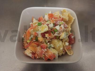 Salotos su paprikomis, traškučiais ir varške pagrindine nuotrauka