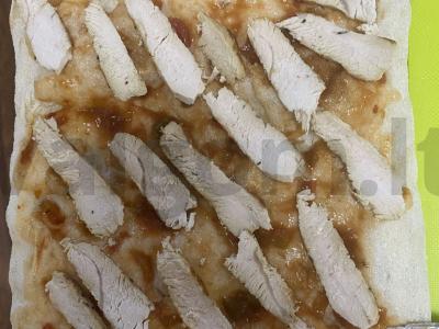 Pica ant romėniško tešlos su vištienos filė ir salsos padažu Žingsnis 4