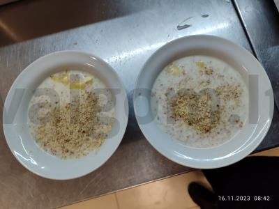 Kvietinė košė su graikiniais riešutais pagrindine nuotrauka