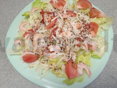 Daržovių salotos su karališkomis krevetėmis ir citrinos-medaus padažu pagrindine nuotrauka