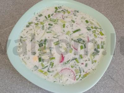 Okroška su šonine, ridikėliais ir žolelėmis ant duonos kvašo pagrindine nuotrauka