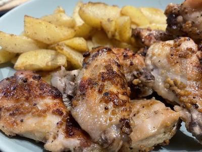 Vištienos sparneliai su grūdėta garstyčia ir medumi pagrindine nuotrauka