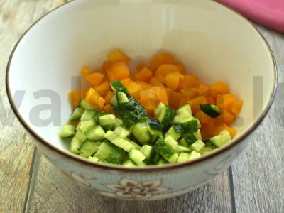 Olivje su šviežiais agurkais be bulvių Žingsnis 1