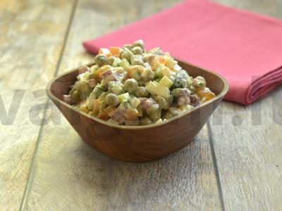 Olivje su šviežiais agurkais be bulvių pagrindine nuotrauka