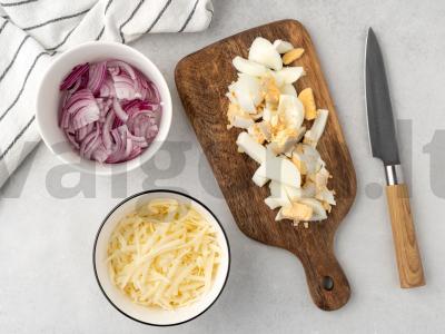 Obuolių salotas su kiaušiniais, sūriu ir svogūnais Žingsnis 2