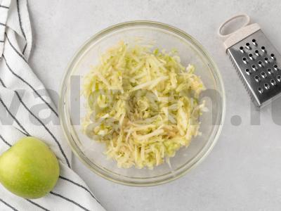 Obuolių salotas su kiaušiniais, sūriu ir svogūnais Žingsnis 3