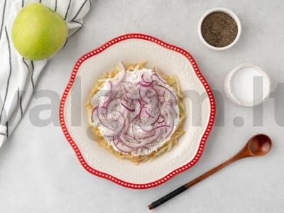 Obuolių salotas su kiaušiniais, sūriu ir svogūnais Žingsnis 4