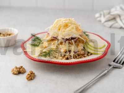 Obuolių salotas su kiaušiniais, sūriu ir svogūnais pagrindine nuotrauka