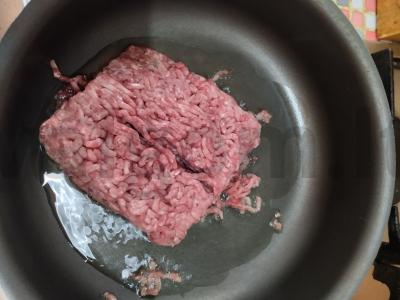 Mėsos faršas su pomidorų pasta, raudonu vynu ir baziliku Žingsnis 1