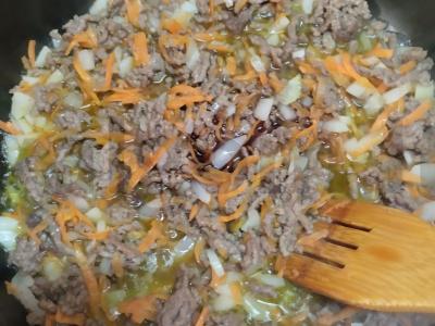 Mėsos faršas su pomidorų pasta, raudonu vynu ir baziliku Žingsnis 3