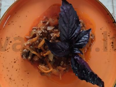 Mėsos faršas su pomidorų pasta, raudonu vynu ir baziliku pagrindine nuotrauka