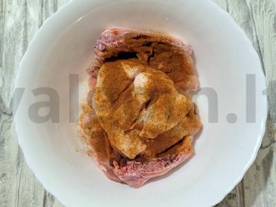 Namų vištiena su majonezu ir rūkytomis paprikomis keptuvėje Žingsnis 1