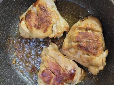 Namų vištiena su majonezu ir rūkytomis paprikomis keptuvėje Žingsnis 4