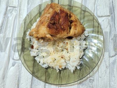 Namų vištiena su majonezu ir rūkytomis paprikomis keptuvėje pagrindine nuotrauka