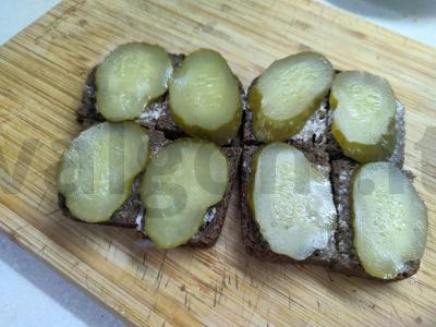 Sumuštinis su marinuotais agurkais ir silke Žingsnis 2