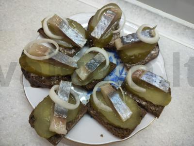 Sumuštinis su marinuotais agurkais ir silke pagrindine nuotrauka