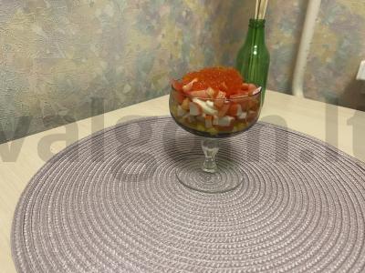 Sluoksniuotas salotas pagrindine nuotrauka