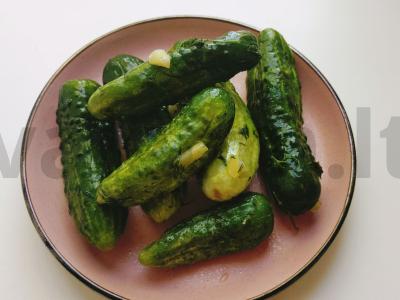 Traškūs greitai paruošiami sūdyti agurkai pagrindine nuotrauka