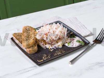 Daikon salotos su ridikėliais pagrindine nuotrauka