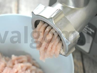 Vištienos filė kotletai keptuvėje Žingsnis 3