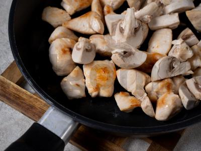 Vištiena su pievagrybiais grietinėje Žingsnis 5