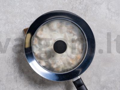 Vištiena su pievagrybiais grietinėje Žingsnis 7