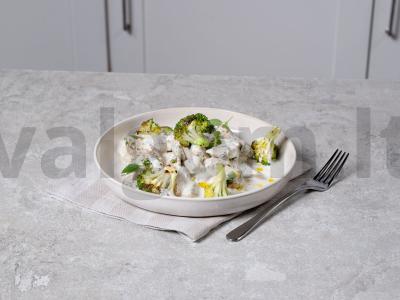 Vištiena su pievagrybiais grietinėje pagrindine nuotrauka